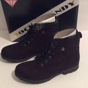 Boots women’s size 9 new